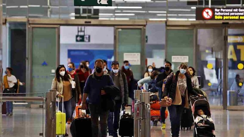 REINO UNIDO EVALÚA AISLAR A VIAJEROS QUE ARRIBEN AL TERRITORIO