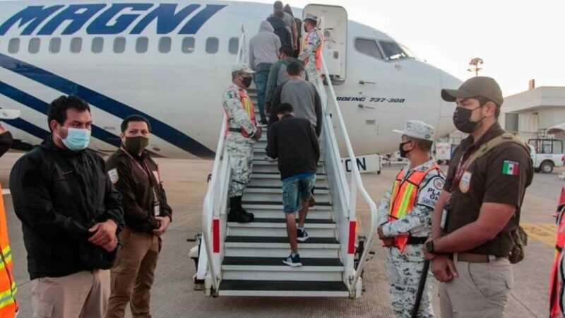 MÉXICO DEPORTA A 136 HONDUREÑOS EN MEDIO DEL AVANCE DE CARAVANAS MIGRANTES