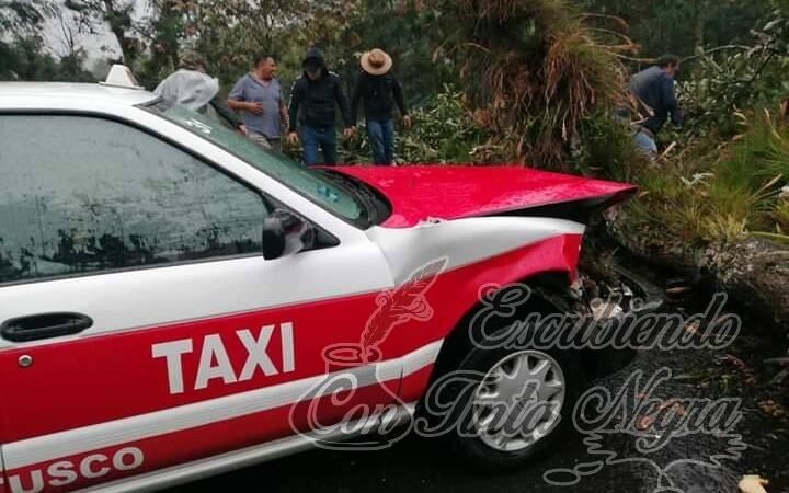 LE CAE ÁRBOL ENCIMA A TAXI