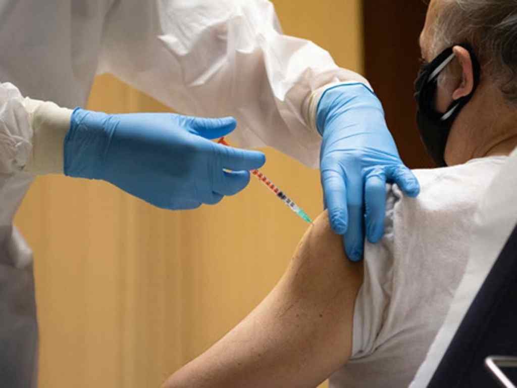 EL VATICANO VACUNA A INDIGENTES CONTRA COVID-19