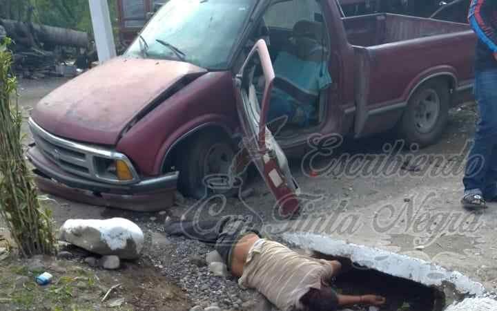 SALE “VOLANDO” DE SU CAMIONETA