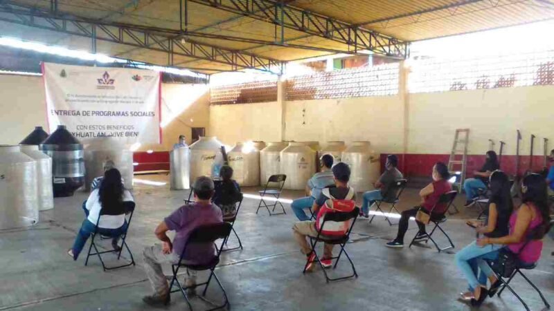 ENTREGAN TANQUES DE ALMACENAMIENTO EN IXHUATLÁN