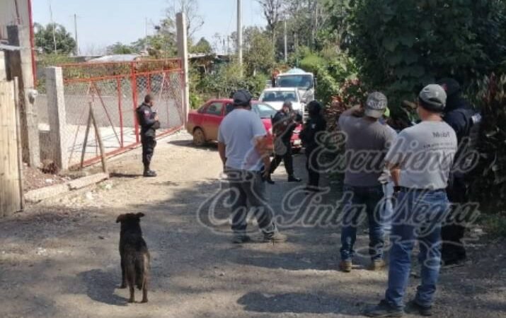 AUTORIZA MAYRA PAREDES CONSTRUCCIÓN DE BARDA ¡EN LA CALLE!