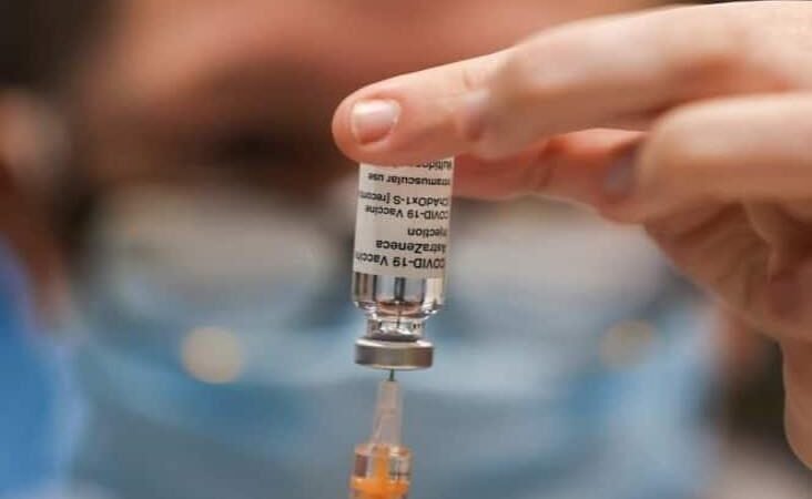 MILES DE TURISTAS SE VACUNARON; SE DESATA POLÉMICA EN FLORIDA