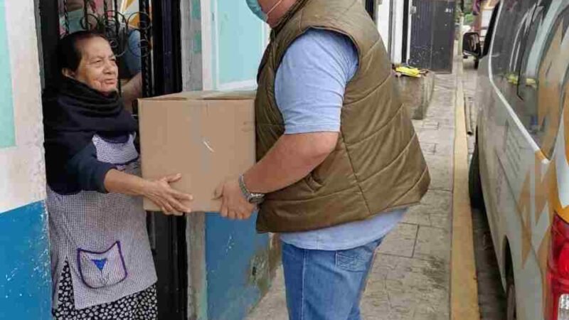ENTREGAN APOYOS ALIMENTARIOS A ADULTOS MAYORES