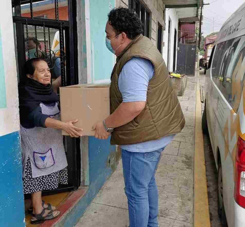 ENTREGAN APOYOS ALIMENTARIOS A ADULTOS MAYORES