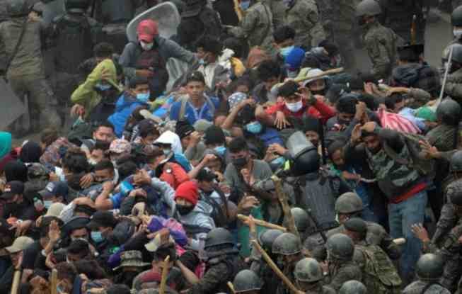 CHOCAN MIGRANTES CON FUERZAS DE SEGURIDAD EN GUATEMALA