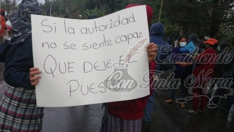 BLOQUEAN CARRETERA A XALAPA