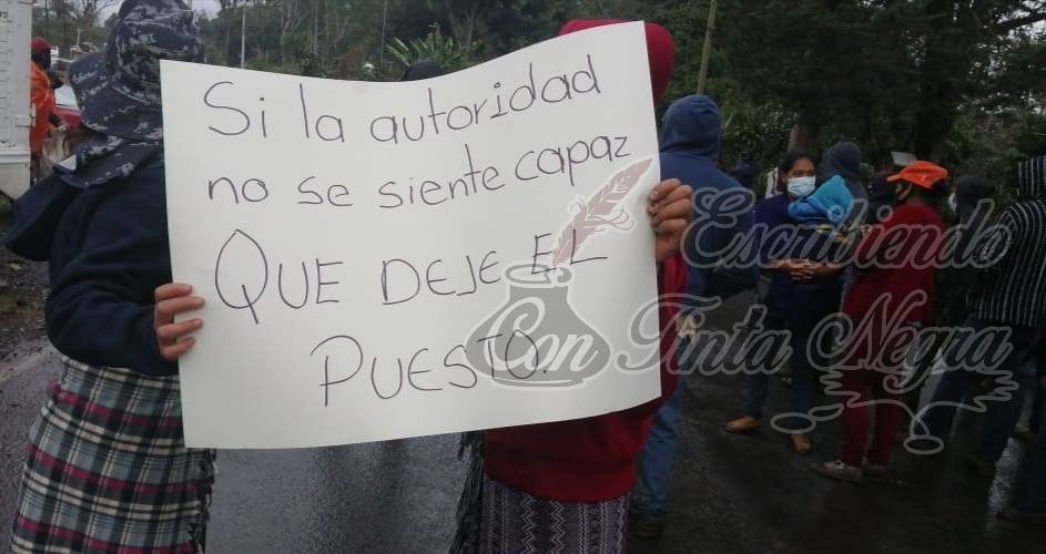 BLOQUEAN CARRETERA A XALAPA