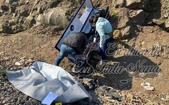 ENCUENTRAN FERETRO JUNTO A LAS VÍAS DEL TREN
