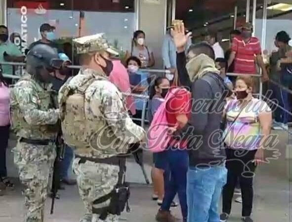 LOS ASALTAN AFUERA DEL BANCO