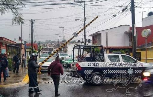 SE ENFRENTAN A LA POLICÍA EN XALAPA: HAY DOS DETENIDOS
