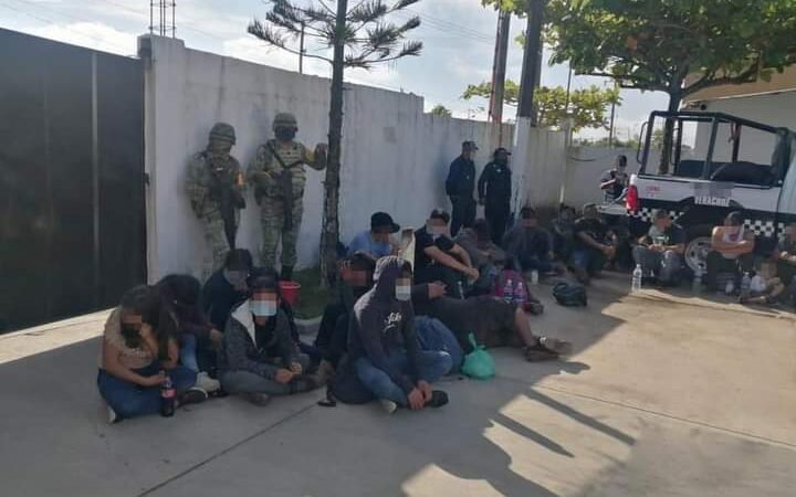 ABANDONAN A MAS DE 200 MIGRANTES DENTRO DE TRAILER