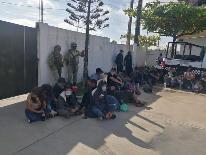 ABANDONAN A MAS DE 200 MIGRANTES DENTRO DE TRAILER