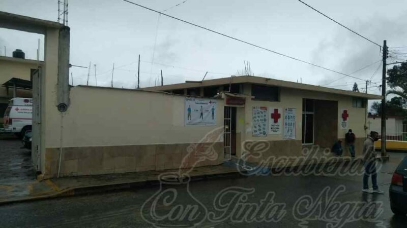 POLICÍA CAE DE PATRULLA EN MOVIMIENTO