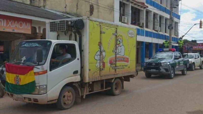 POR FALLA EN VEHÍCULO, BOLIVIA TRANSPORTA VACUNAS CONTRA COVID EN CONGELADOR DE POLLOS