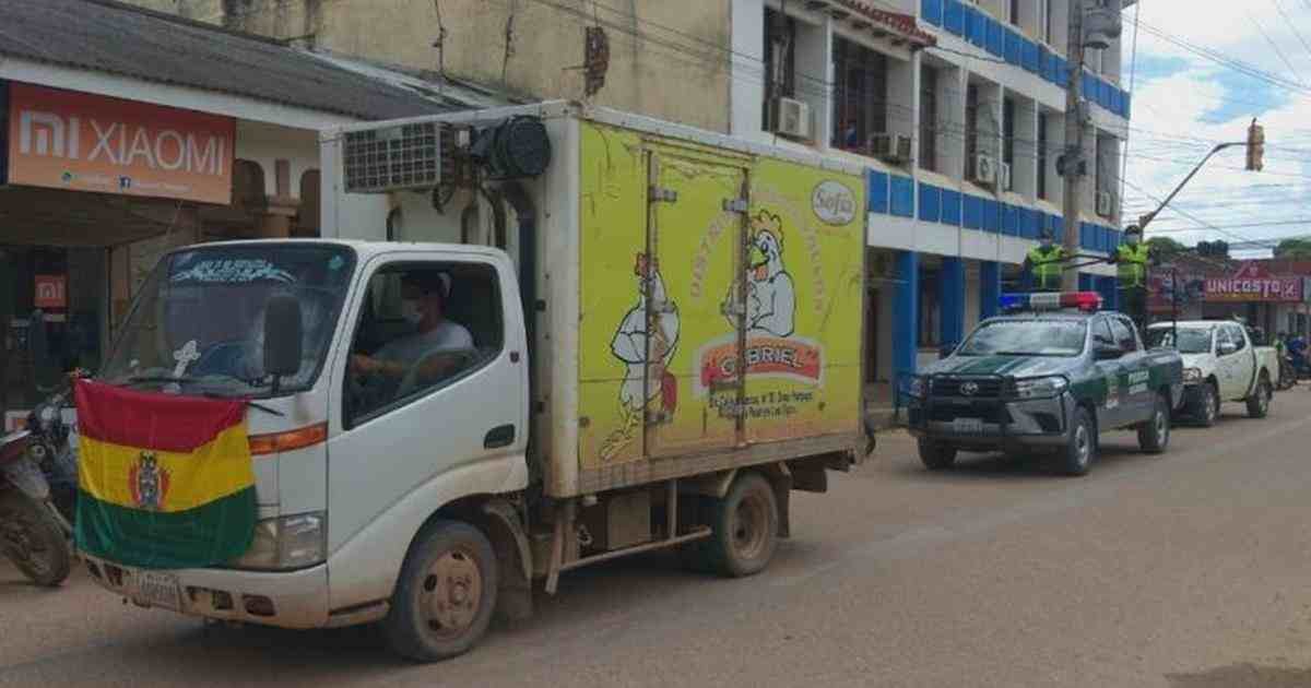 POR FALLA EN VEHÍCULO, BOLIVIA TRANSPORTA VACUNAS CONTRA COVID EN CONGELADOR DE POLLOS