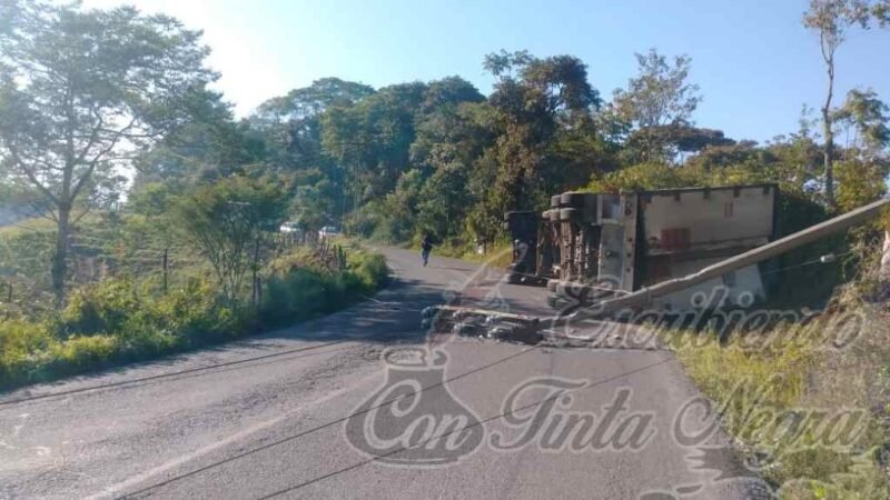 VUELCA TRAILER EN IXHUATLÁN DEL CAFÉ