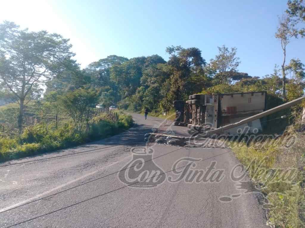 VUELCA TRAILER EN IXHUATLÁN DEL CAFÉ