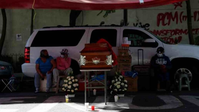 FAMILIARES DE DESAPARECIDOS INTENTARON ENTRAR A LA FUERZA A LA SECRETARÍA DE GOBERNACIÓN