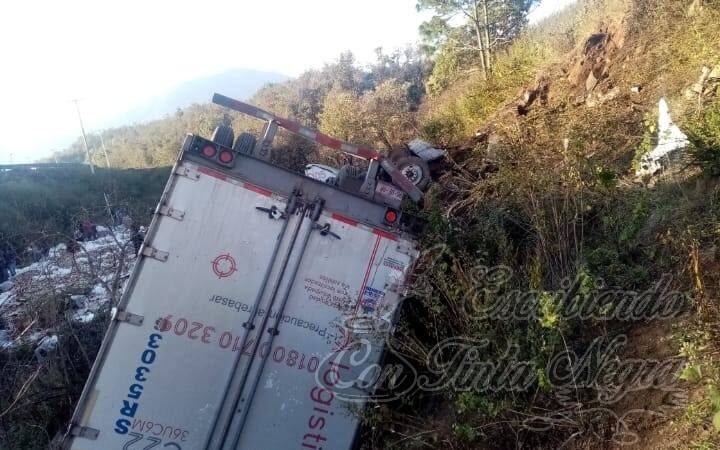 MUERE TRAILERO AL CAER A BARRANCO