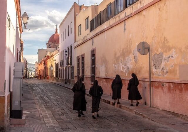 MONJAS VENDIERON A NIÑOS HUÉRFANOS PARA SER ABUSADOS SEXUALMENTE POR EMPRESARIOS Y SACERDOTES