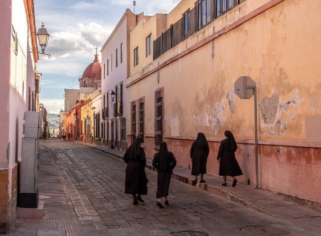 MONJAS VENDIERON A NIÑOS HUÉRFANOS PARA SER ABUSADOS SEXUALMENTE POR EMPRESARIOS Y SACERDOTES