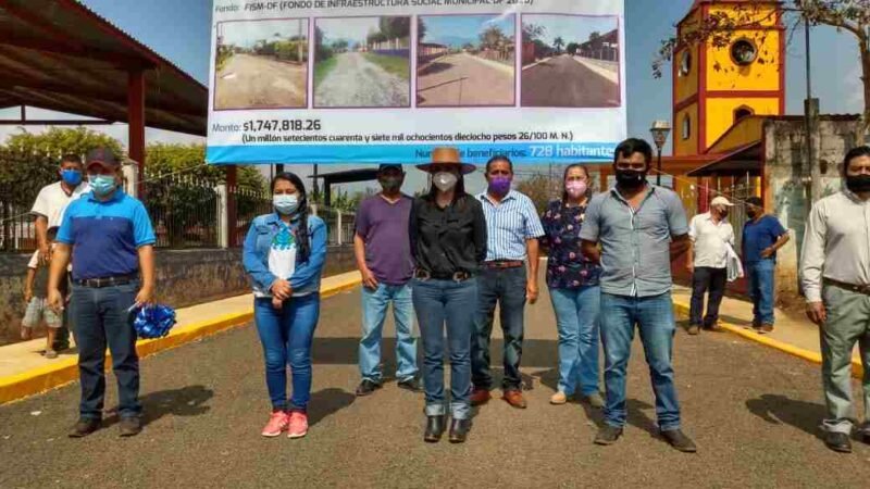 SUPERVISAN OBRA DE PAVIMENTACIÓN EN IXHUATLÁN