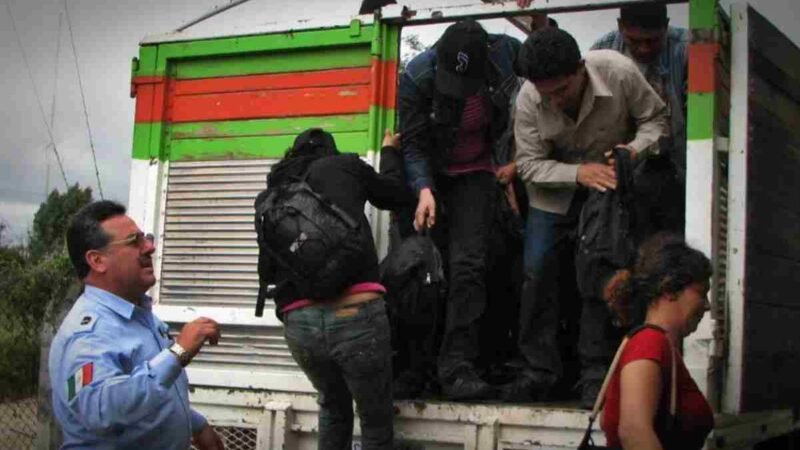 RESCATAN A 108 MIGRANTES EN NUEVO LEÓN QUE VIAJABAN HACINADOS EN CAMIÓN