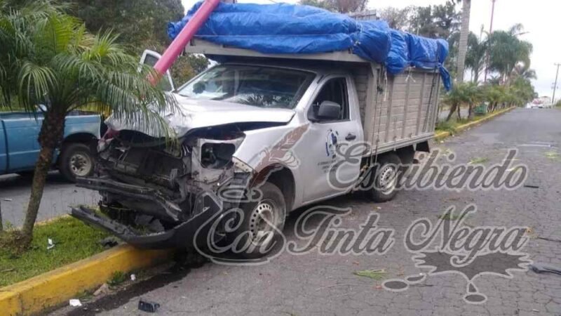 SE ESTRELLA CAMIONETA CONTRA POSTE DE LUZ