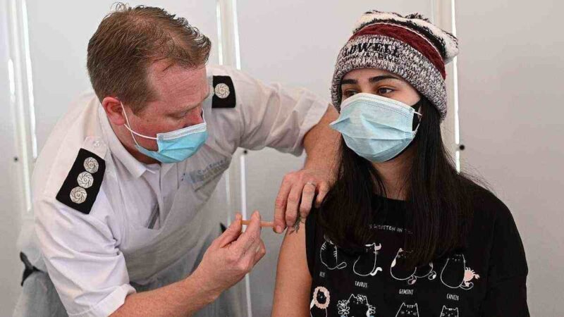 REINO UNIDO AUTORIZA INFECTAR CON COVID-19 A VOLUNTARIOS SANOS PARA PROBAR FÁRMACOS