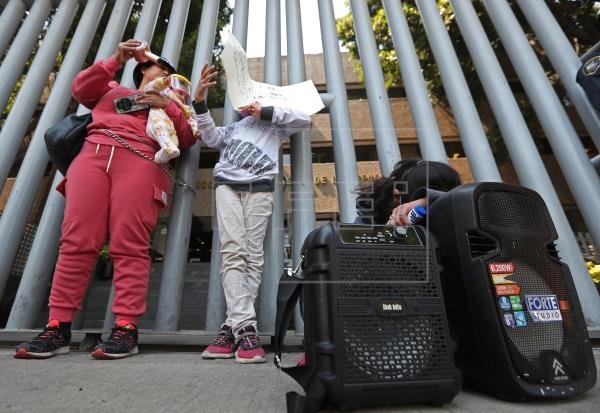 ACTIVISTA SE ENCADENA AFUERA DE SEIDO PARA EXIGIR JUSTICIA EN CASOS DE PEDOFILIA