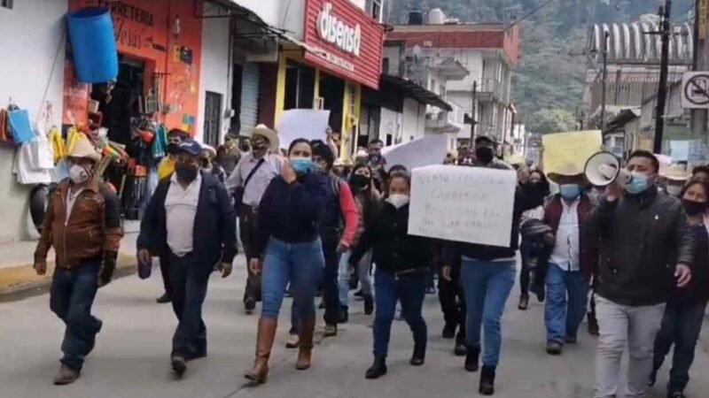 ALCALDE DE ZONGOLICA ORGANIZA MARCHA PARA PROMOVER SU REELECCIÓN