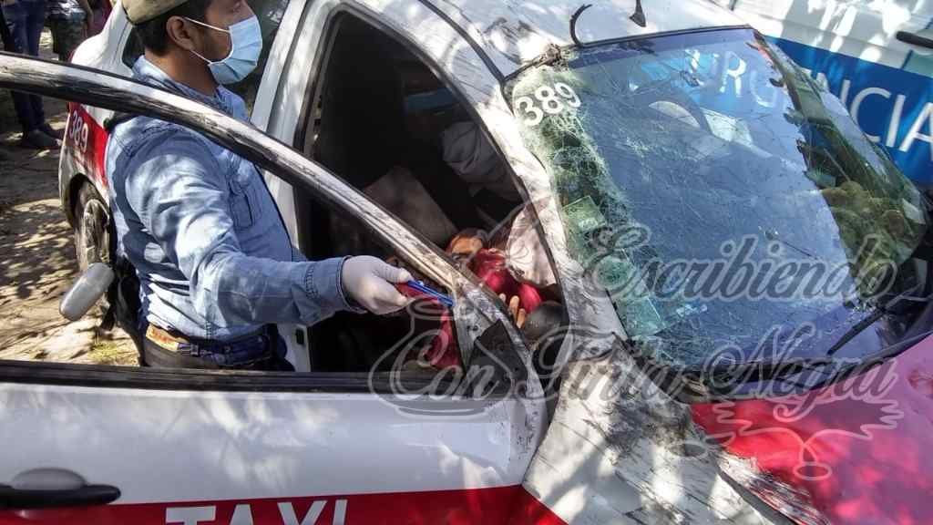 SE MATA TAXISTA EN VOLCADURA