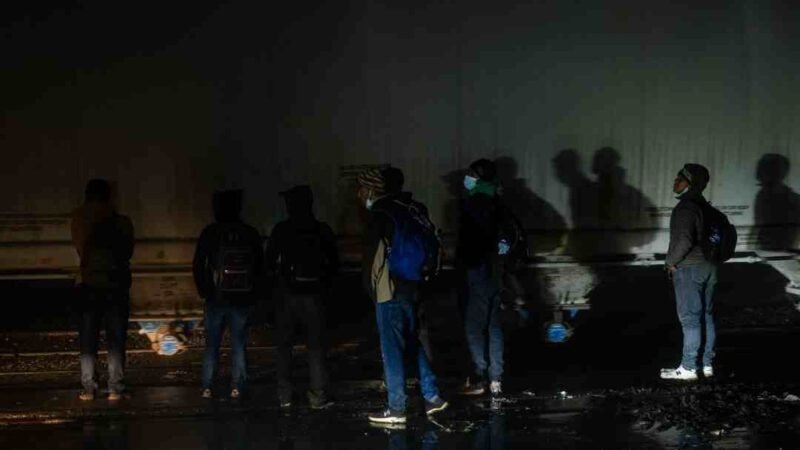 RESCATAN EN CHIAPAS A 156 MIGRANTES HACINADOS EN UN CAMIÓN