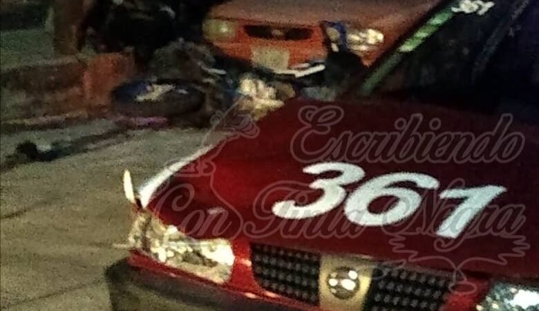 IMPACTAN MOTOCICLISTAS CONTRA TAXI