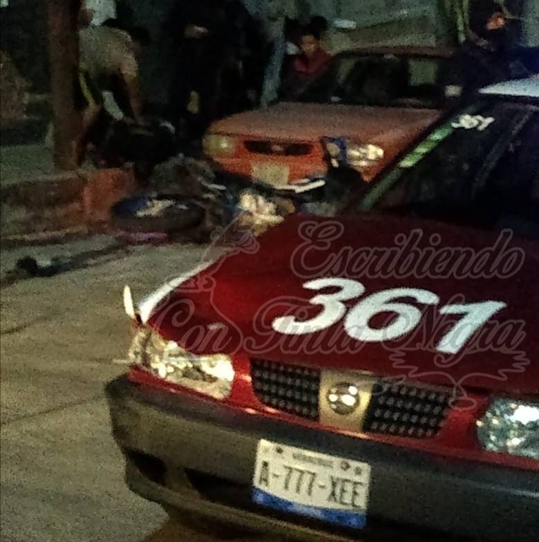 IMPACTAN MOTOCICLISTAS CONTRA TAXI