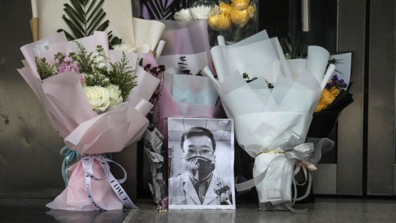 REDES SOCIALES EN CHINA RINDEN HOMENAJE A MÉDICO FALLECIDO QUE ALERTÓ SOBRE EL COVID-19