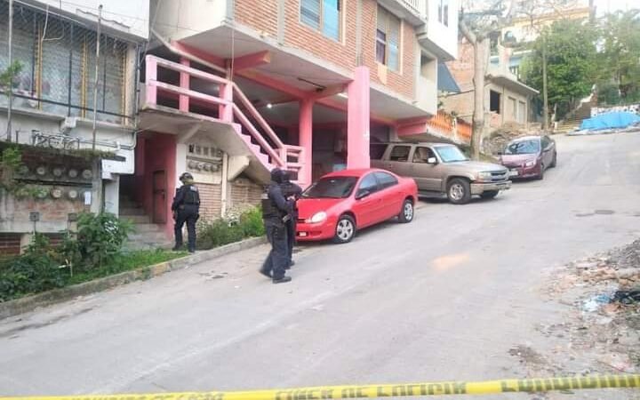 JOVENCITA ESCAPA POR LA PUERTA FALSA