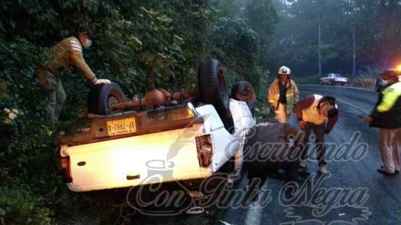 CAMIONETA VUELCA EN LA BARRANCA DE COSCOMATEPEC