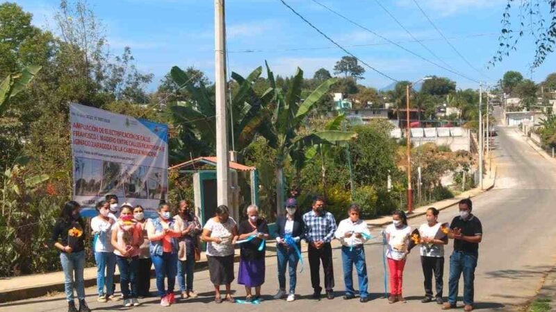 AMPLÍAN RED ELÉCTRICA EN IXHUATLÁN