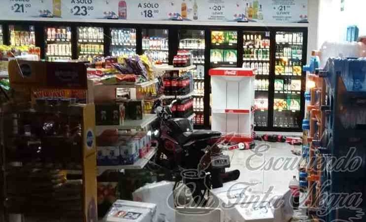 SE METEN A TIENDA CON TODO Y MOTOCICLETA