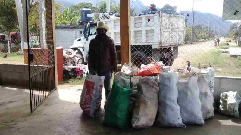 CONTINÚAN ACCIONES CONTRA EL DENGUE EN IXHUATLÁN