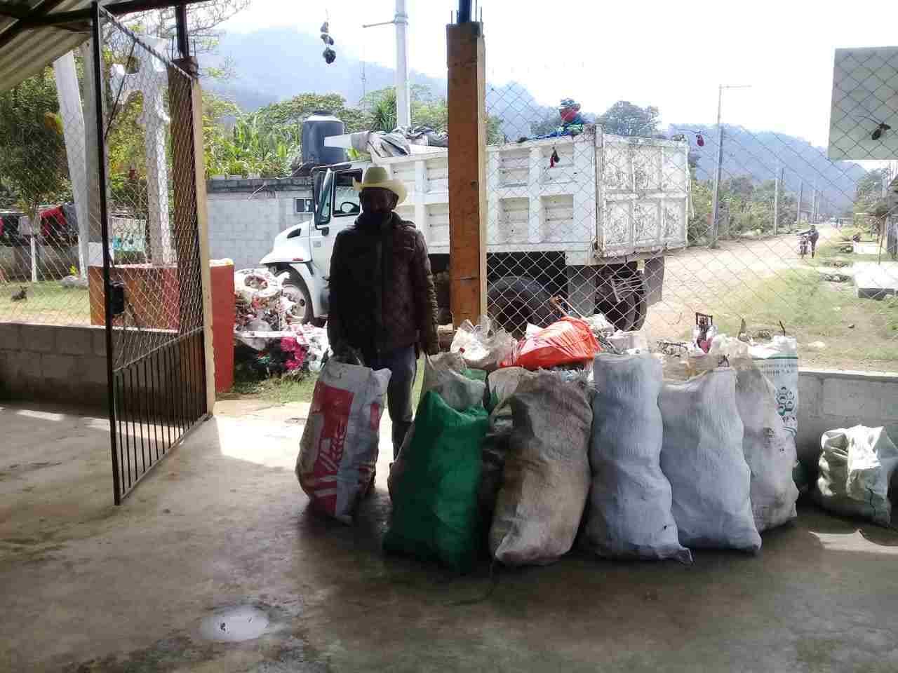 CONTINÚAN ACCIONES CONTRA EL DENGUE EN IXHUATLÁN