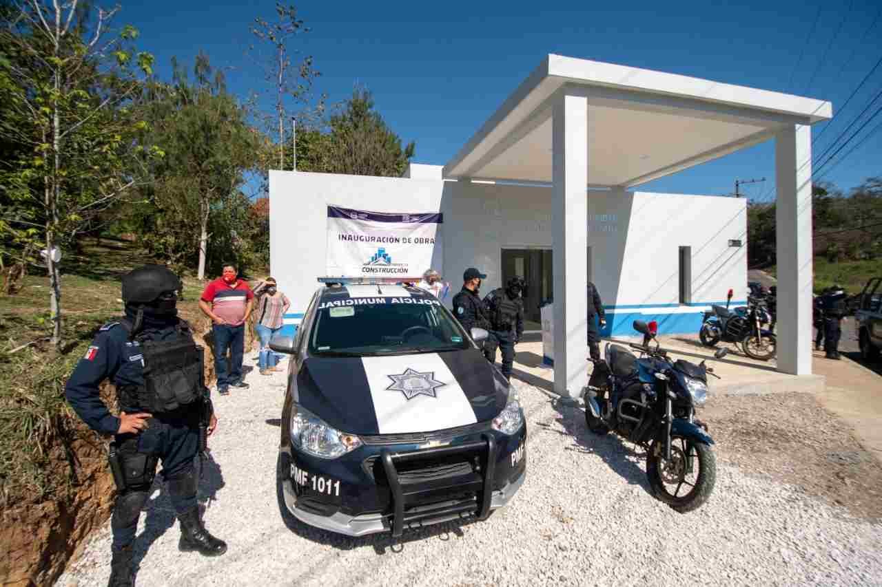 ENTREGAN MÓDULOS DE VIGILANCIA A LA POLICÍA