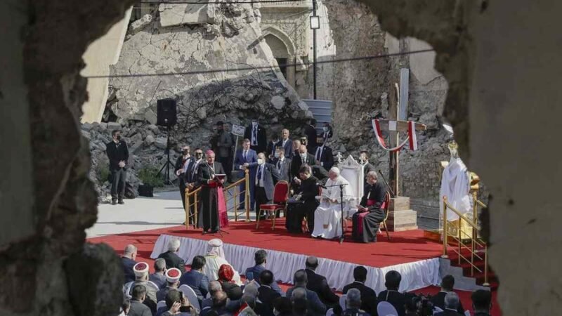 EL PAPA CONSUELA A VÍCTIMAS DEL ESTADO ISLÁMICO EN IRAK, ENTRE RUINAS