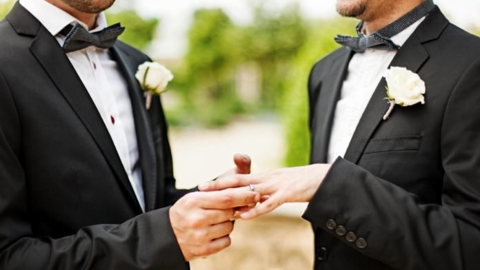SACERDOTES REBELDES DESAFÍAN AL VATICANO Y SÍ BENDECIRÁN A PAREJAS GAY