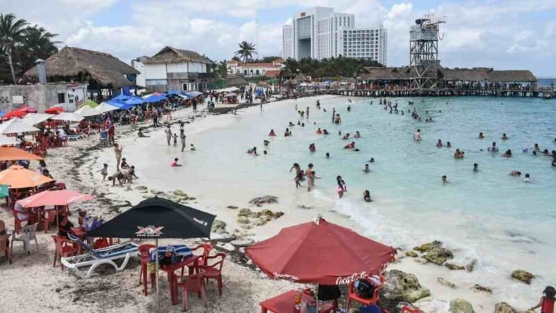 SIN DISTANCIAMIENTO SOCIAL, PLAYAS MEXICANAS SE LLENAN DE TURISTAS EN PUENTE VACACIONAL
