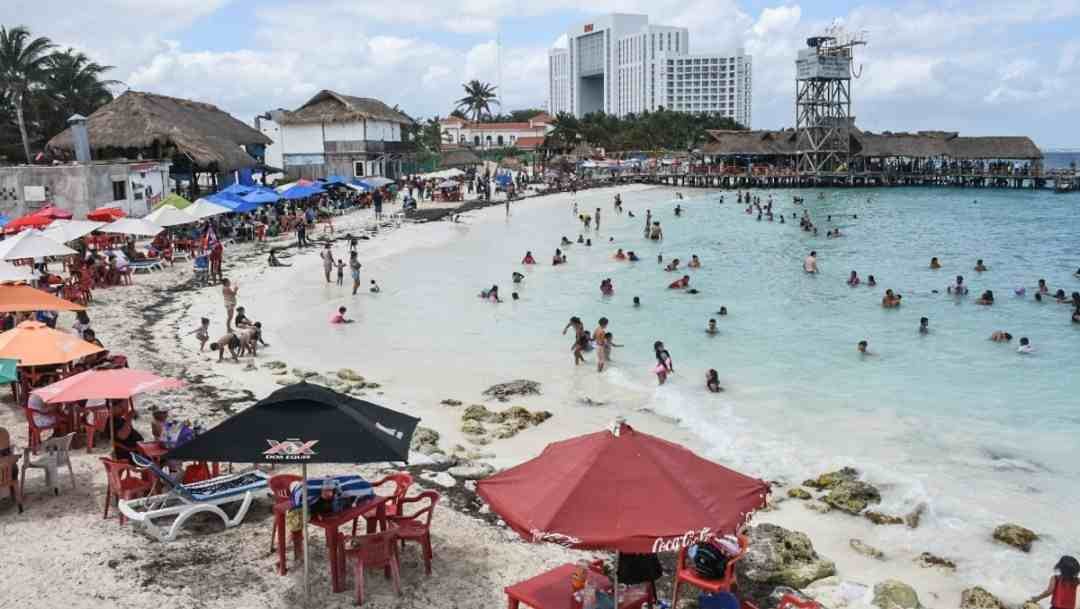 SIN DISTANCIAMIENTO SOCIAL, PLAYAS MEXICANAS SE LLENAN DE TURISTAS EN PUENTE VACACIONAL