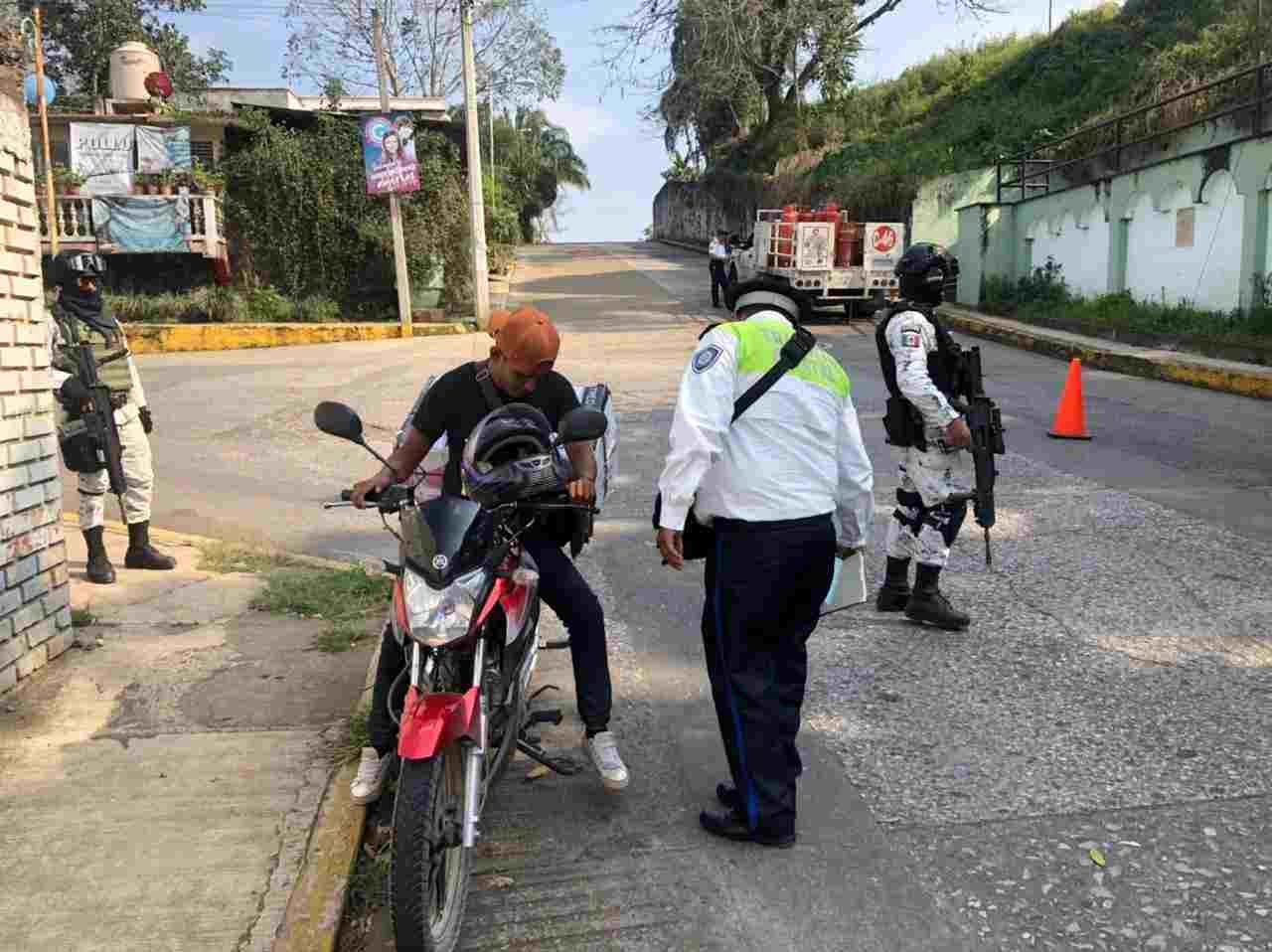 METEN EN CINTURA A MOTOCICLISTAS